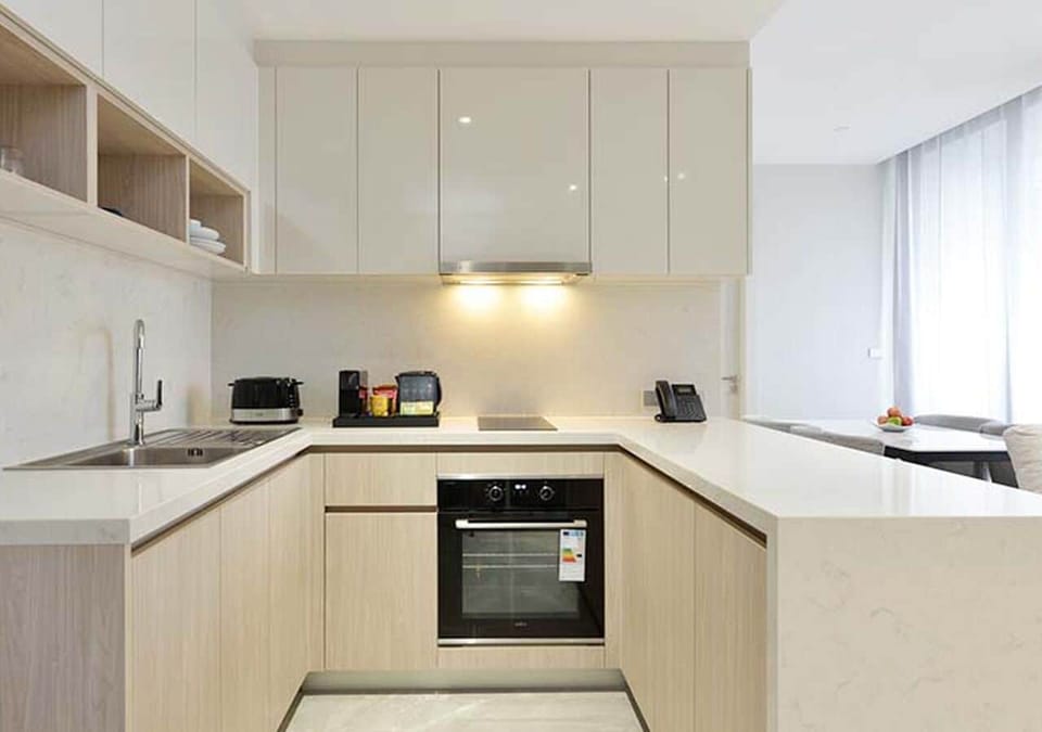 Full-size fridge, microwave, oven, stovetop