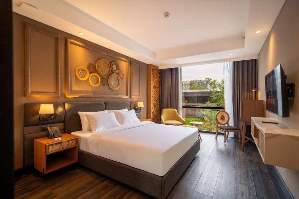 Glass Suite (Suite Room -King Bed) | Free WiFi