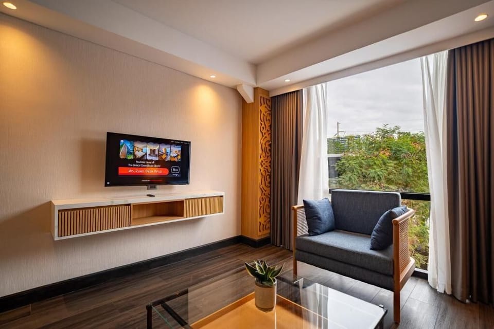 Glass Suite (Suite Room -King Bed) | Living area | TV