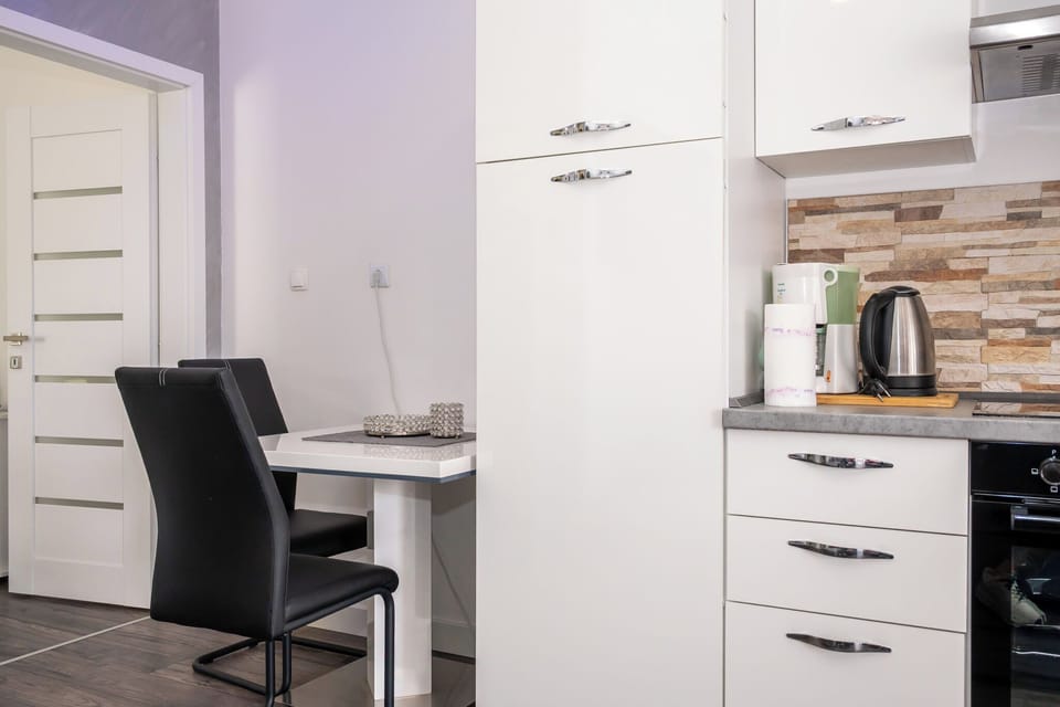 Apartment (A1) | Private kitchen | Fridge, microwave, oven, stovetop