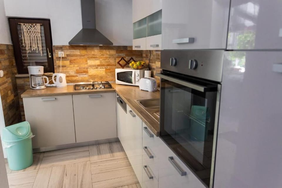 House | Private kitchen | Fridge, microwave, oven, stovetop