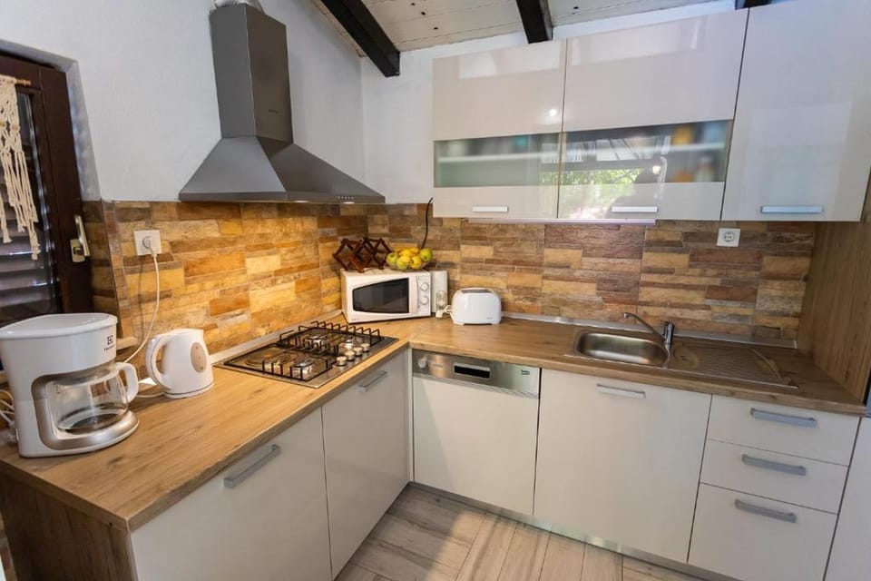 House | Private kitchen | Fridge, microwave, oven, stovetop