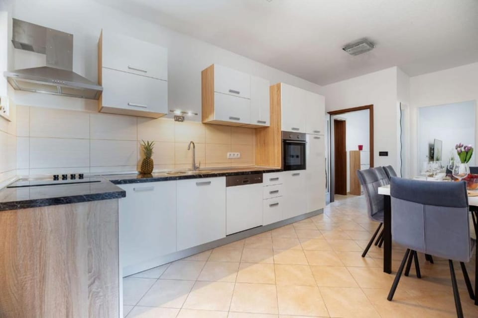 Apartment (A1) | Private kitchen | Fridge, microwave, oven, stovetop