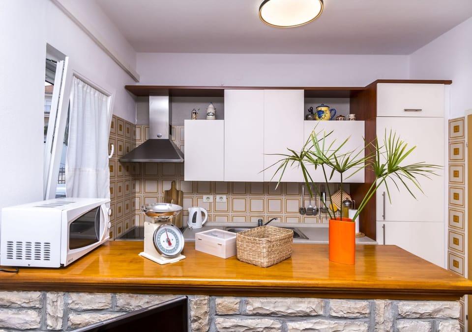 House | Private kitchen | Fridge, microwave, oven, stovetop