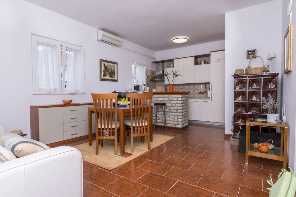 House | Private kitchen | Fridge, microwave, oven, stovetop