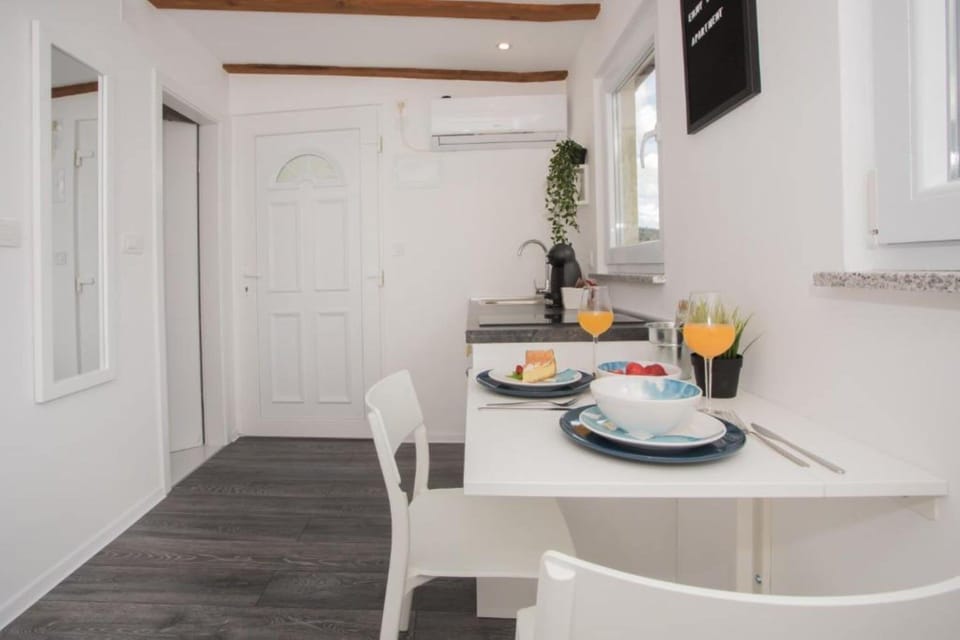 Studio (A1) | Private kitchen | Fridge, stovetop, espresso maker, electric kettle