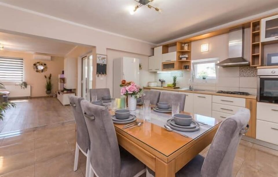 House | Private kitchen | Fridge, microwave, oven, stovetop