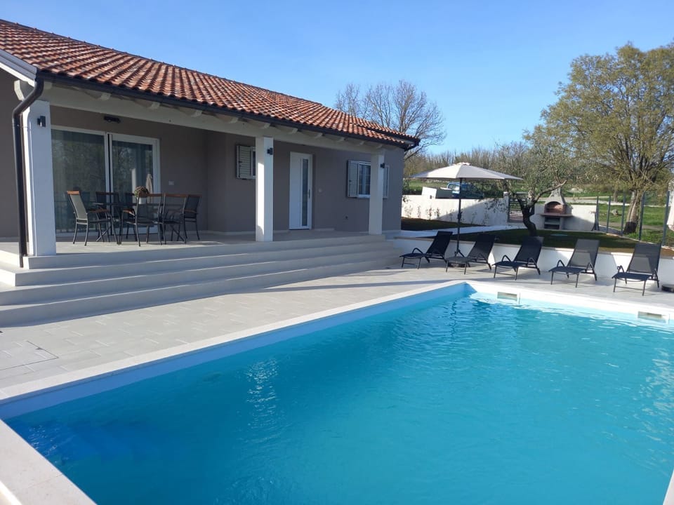 Outdoor pool, pool umbrellas, sun loungers