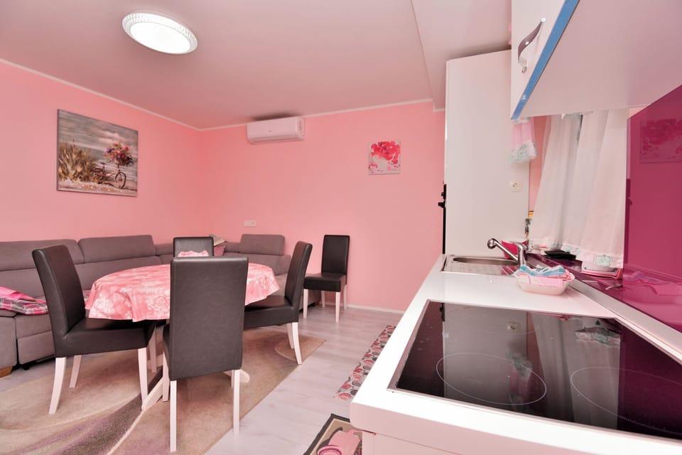 Apartment (A1) | Private kitchen | Fridge, oven, stovetop, dishwasher