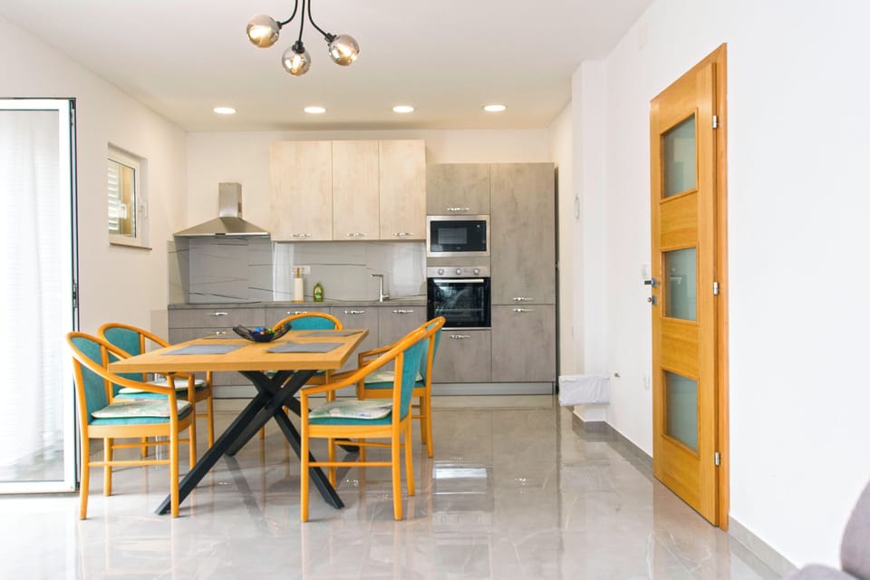 Apartment (A1) | Private kitchen | Fridge, microwave, oven, stovetop