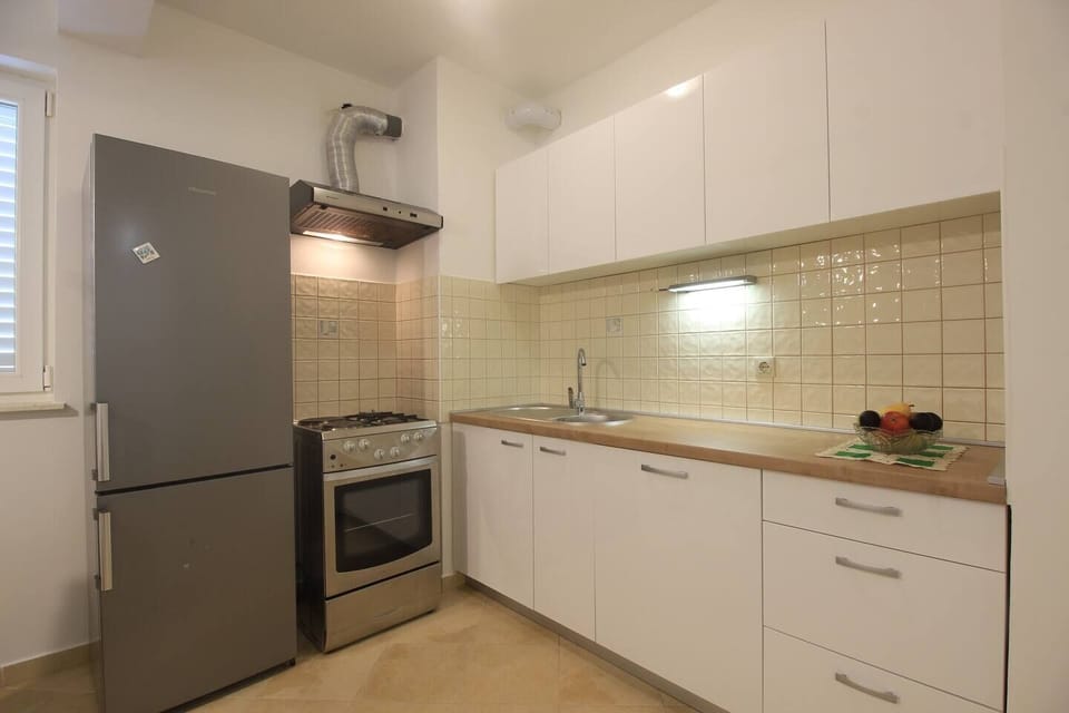 Apartment (A1) | Private kitchen | Fridge, stovetop, dishwasher, cookware/dishes/utensils