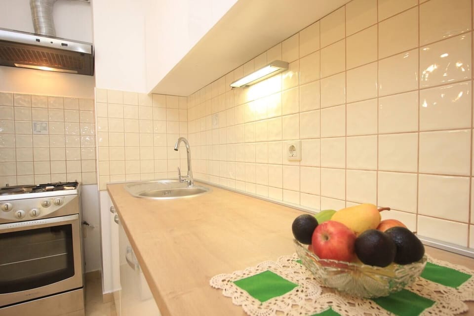 Apartment (A1) | Private kitchen | Fridge, stovetop, dishwasher, cookware/dishes/utensils