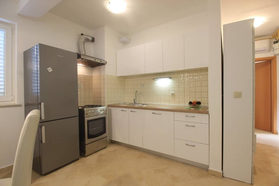 Apartment (A1) | Private kitchen | Fridge, stovetop, dishwasher, cookware/dishes/utensils