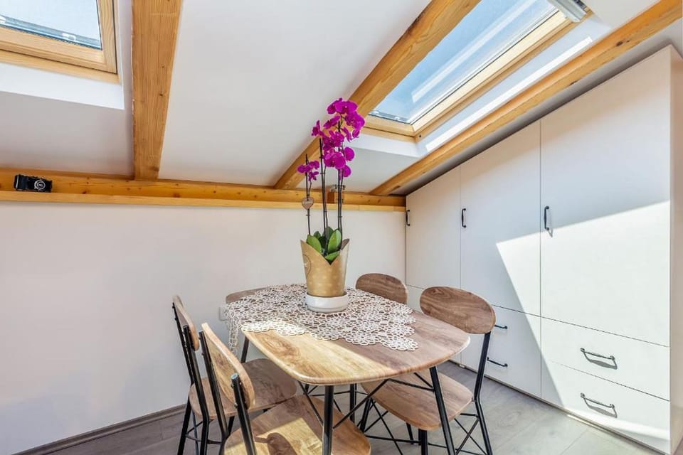 Studio (A1) | Dining