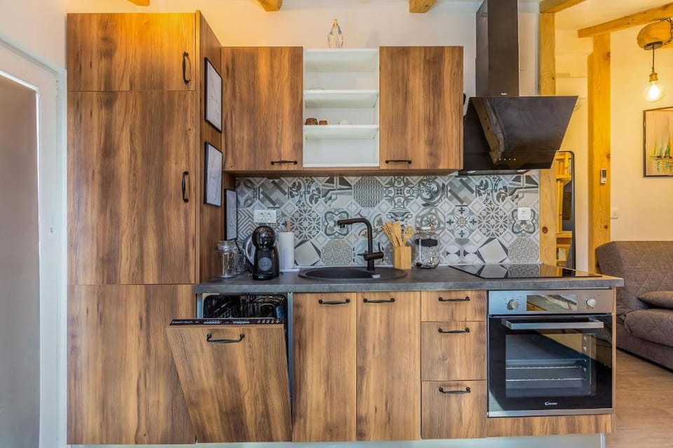 Studio (A1) | Private kitchen | Espresso maker, fridge, oven, stovetop