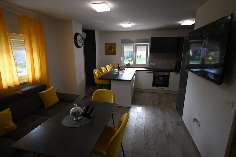 House | Living room | Netflix, streaming services