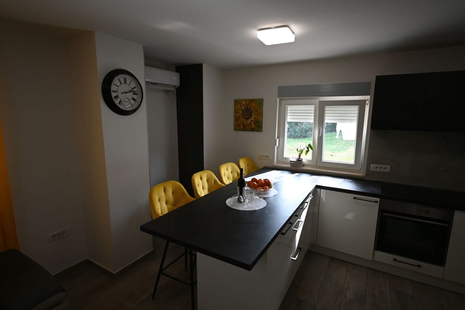House | Living room | Netflix, streaming services