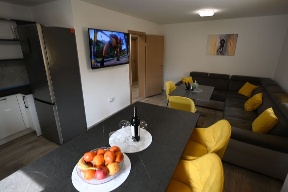 House | Living room | Netflix, streaming services