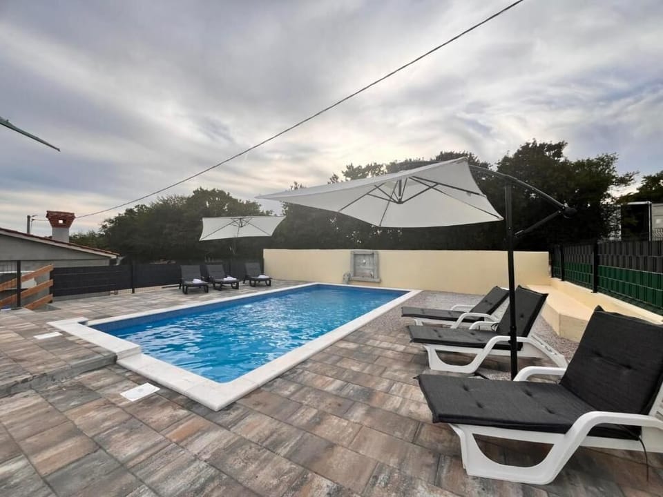 Outdoor pool, pool umbrellas, sun loungers