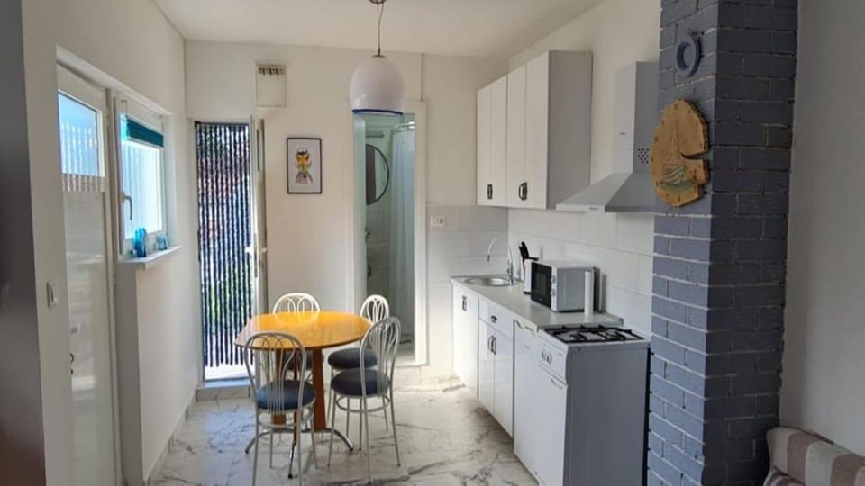 Studio (A1) | Private kitchen | Mini-fridge, microwave, stovetop, electric kettle