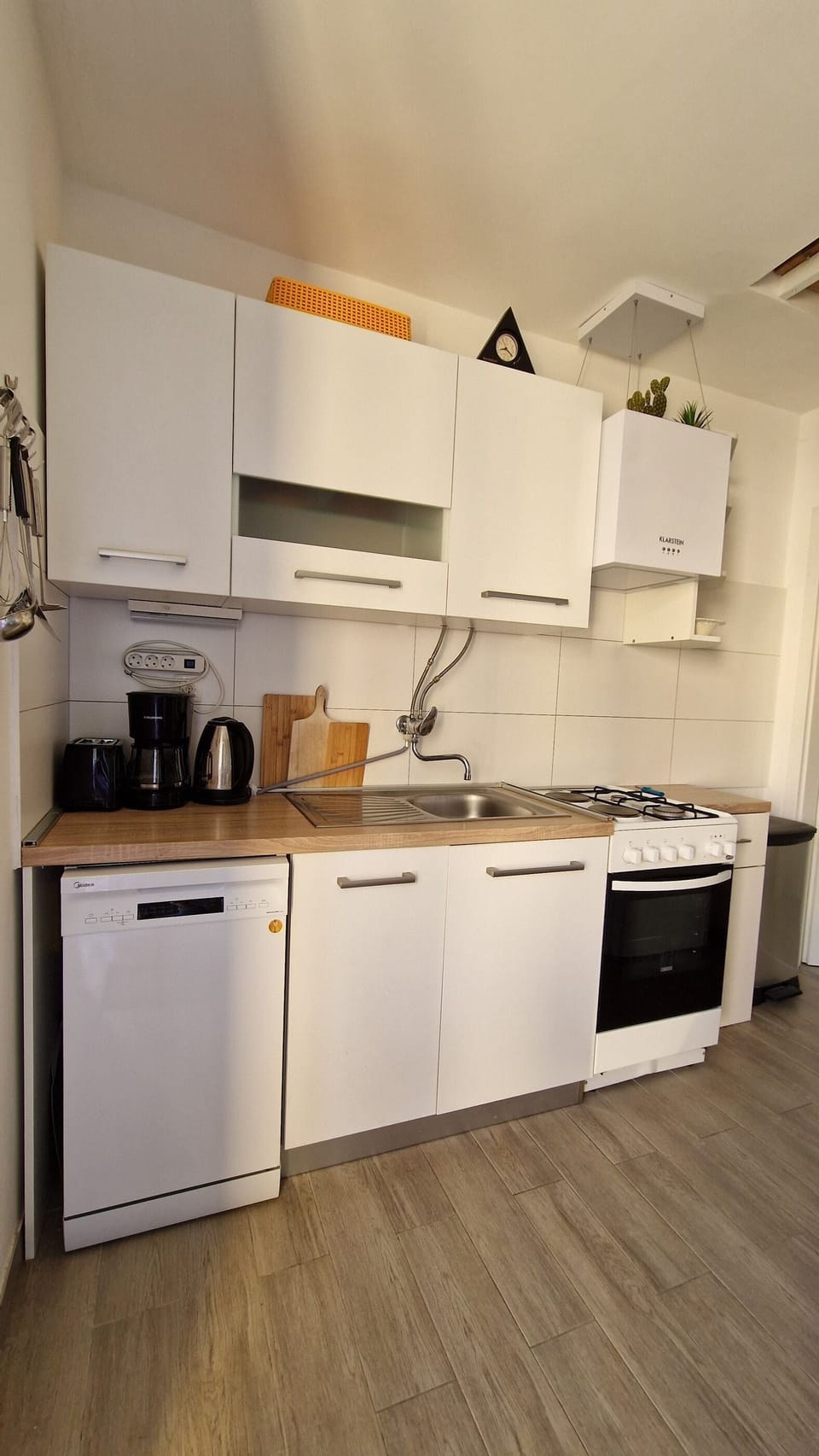 Apartment (A1) | Private kitchen | Fridge, microwave, oven, stovetop