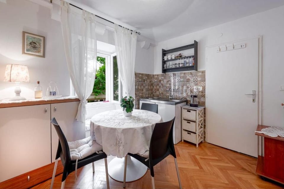 Studio (A1) | Dining