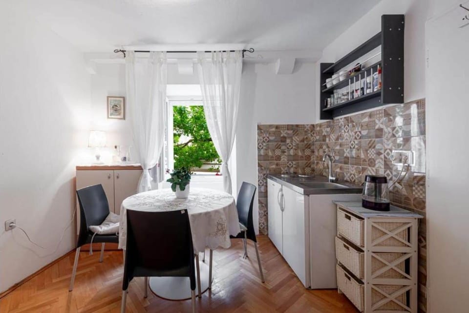 Studio (A1) | Dining