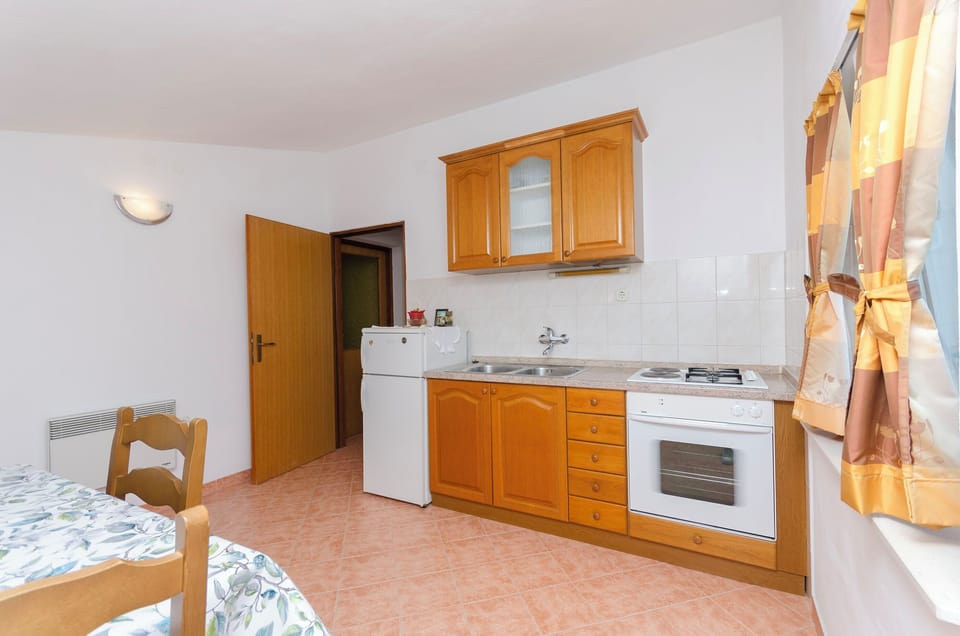 Apartment (A1) | Private kitchen | Fridge, oven, stovetop, electric kettle