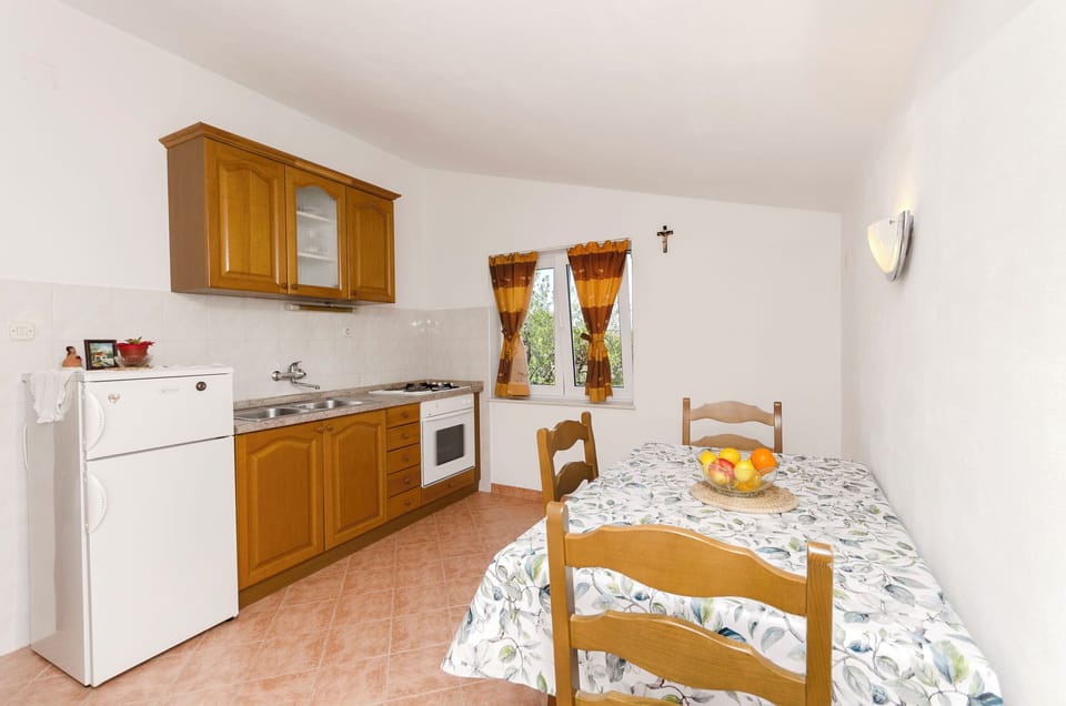 Apartment (A1) | Private kitchen | Fridge, oven, stovetop, electric kettle