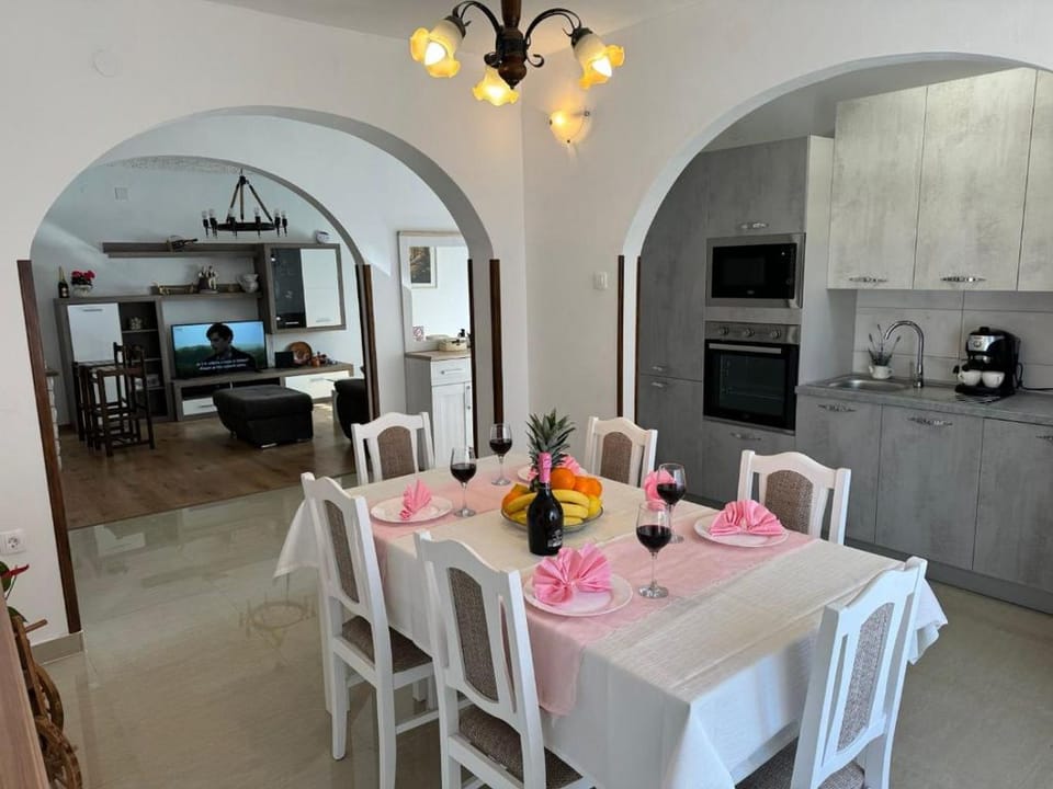 Apartment (A1) | Private kitchen | Fridge, microwave, oven, stovetop