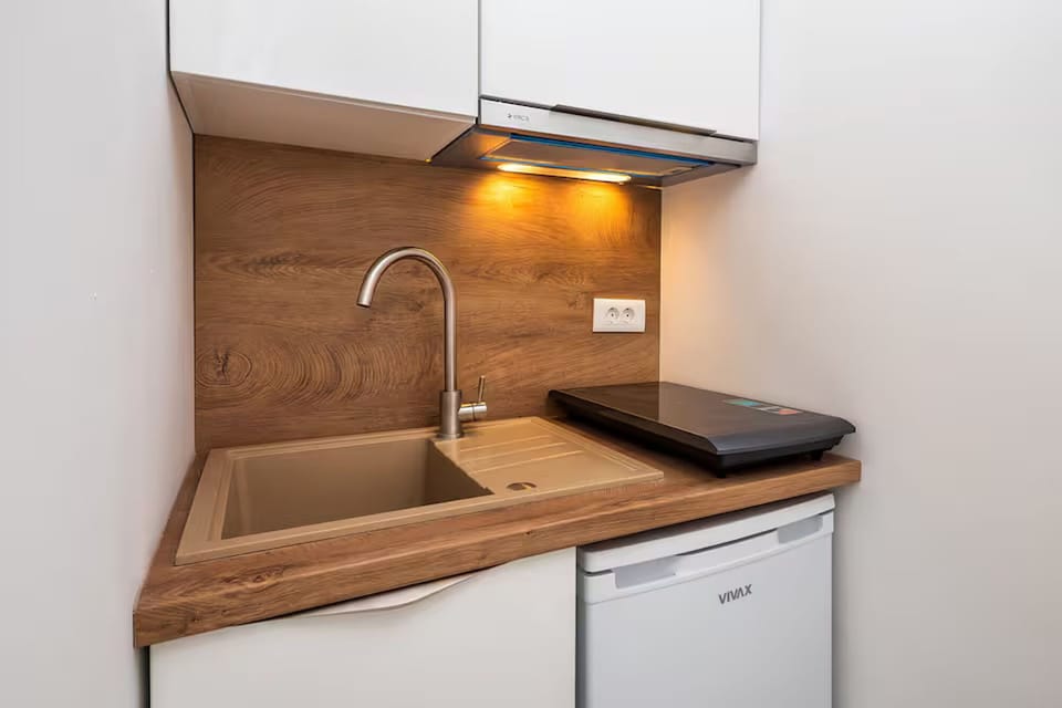 Apartment (A1) | Private kitchen | Fridge, microwave, oven, stovetop
