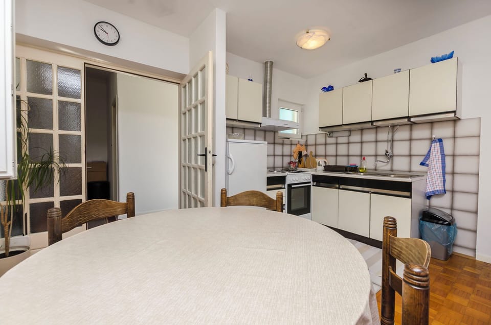 Apartment (A1) | Private kitchen | Fridge, oven, stovetop, espresso maker