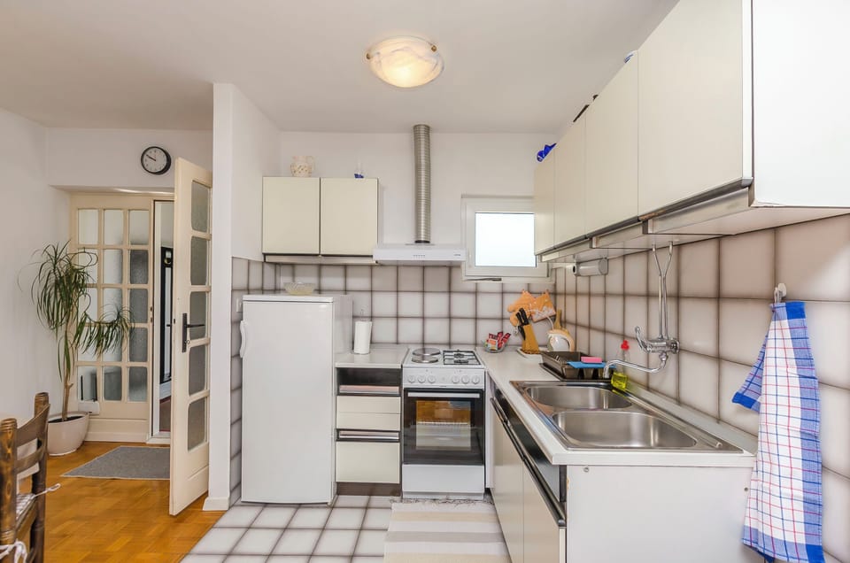 Apartment (A1) | Private kitchen | Fridge, oven, stovetop, espresso maker