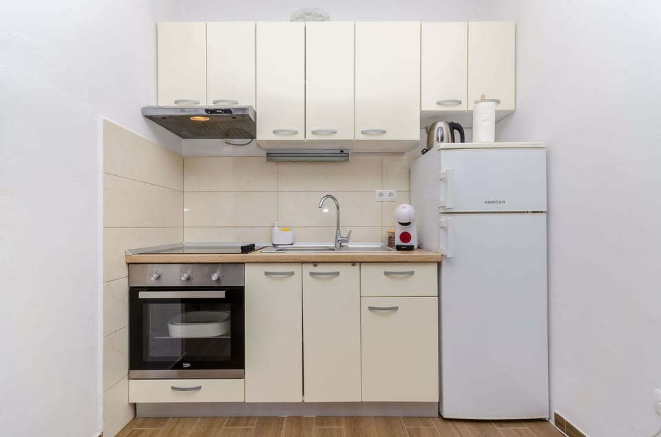 Apartment (A2) | Private kitchen | Fridge, oven, stovetop, espresso maker