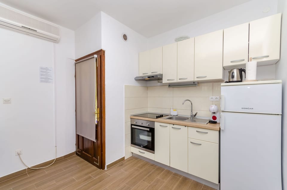 Apartment (A2) | Private kitchen | Fridge, oven, stovetop, espresso maker