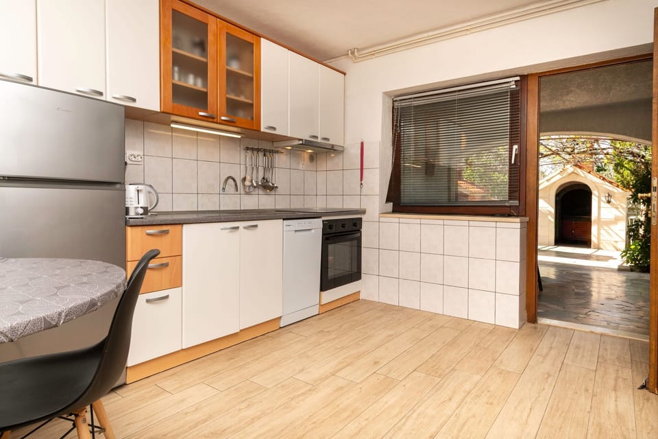 Apartment (A1) | Private kitchen | Fridge, microwave, oven, stovetop