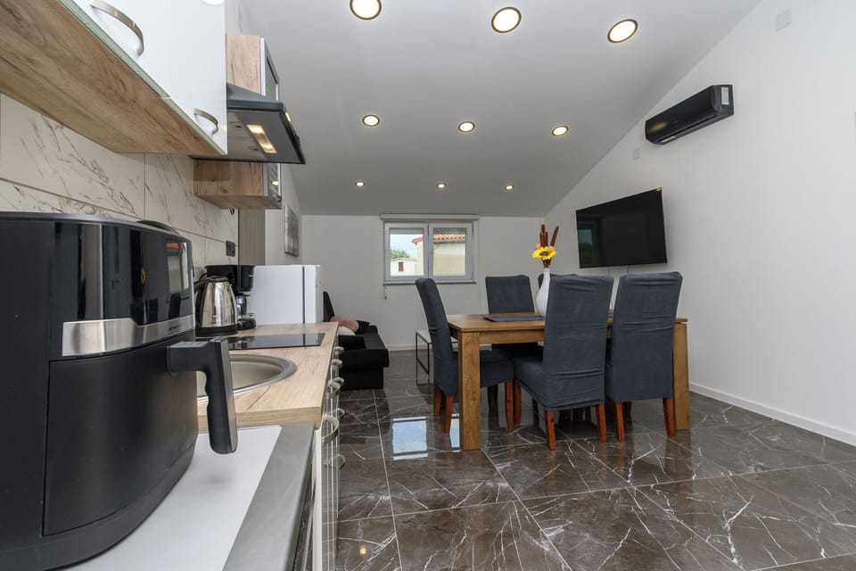 Apartment (A1) | Private kitchen | Fridge, microwave, oven, stovetop