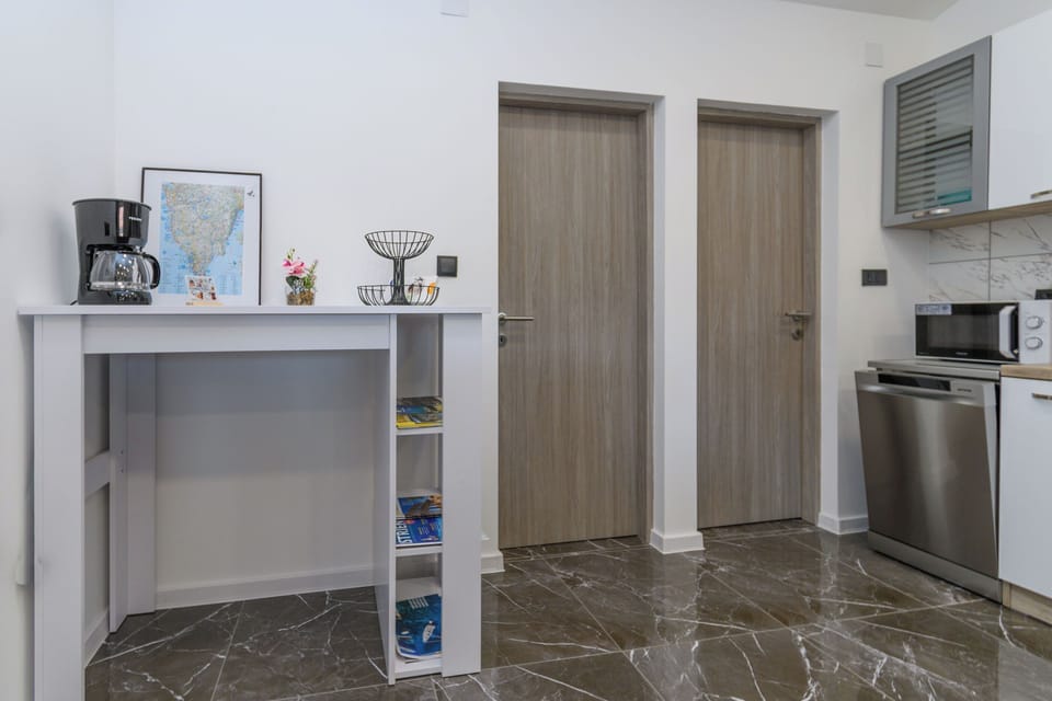 Apartment (A1) | Private kitchen | Fridge, microwave, oven, stovetop