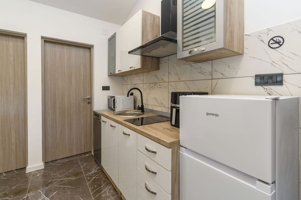 Apartment (A1) | Private kitchen | Fridge, microwave, oven, stovetop