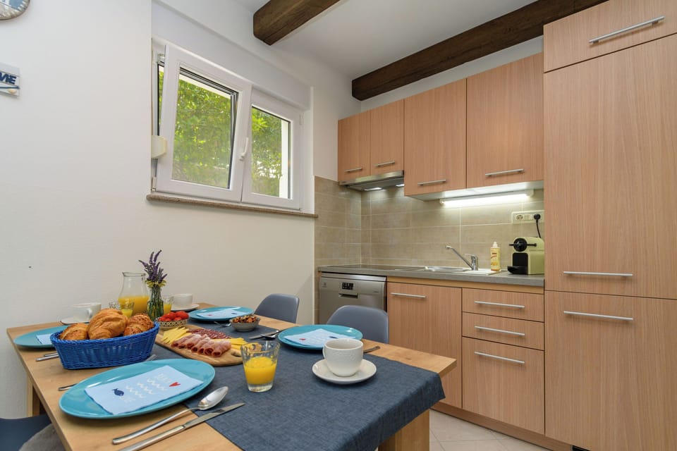 Apartment (A1) | Private kitchen | Fridge, stovetop, dishwasher, espresso maker