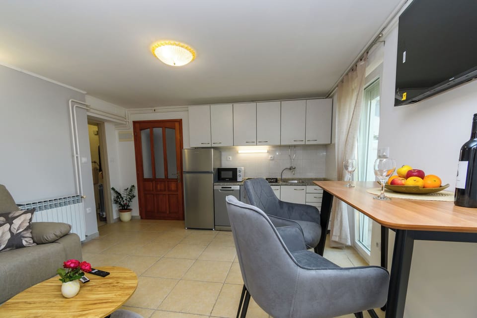 Apartment (A1) | Dining