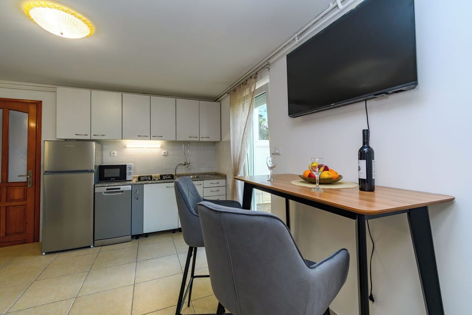 Apartment (A1) | Dining