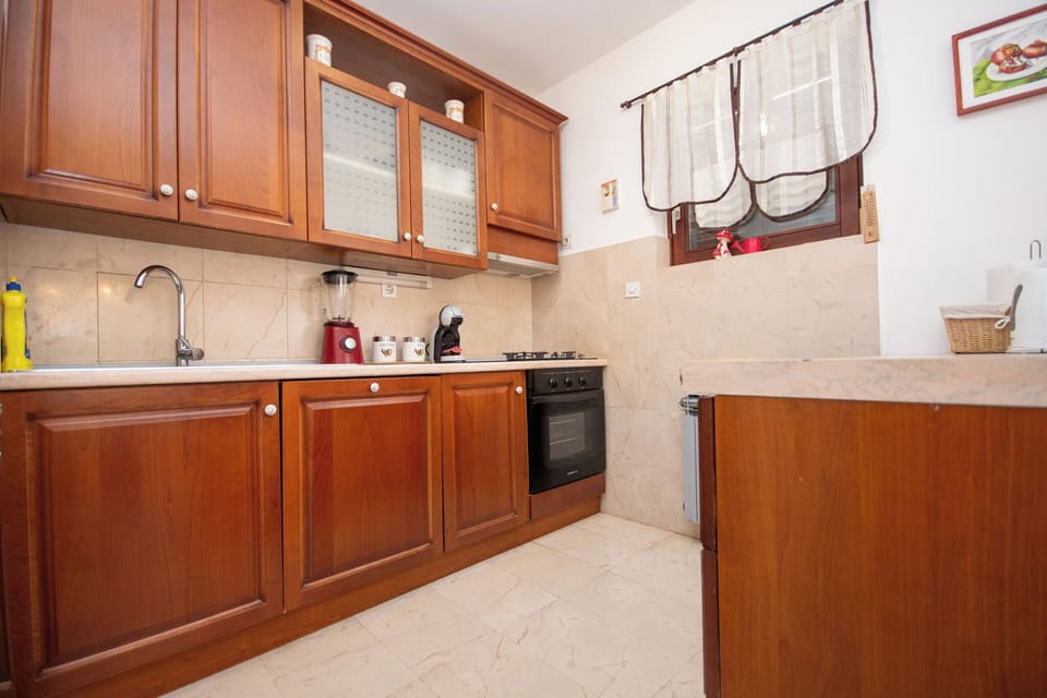 Apartment (A1) | Private kitchen | Fridge, oven, stovetop, dishwasher
