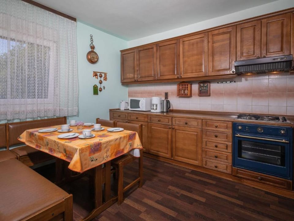 House | Private kitchen | Fridge, microwave, oven, stovetop