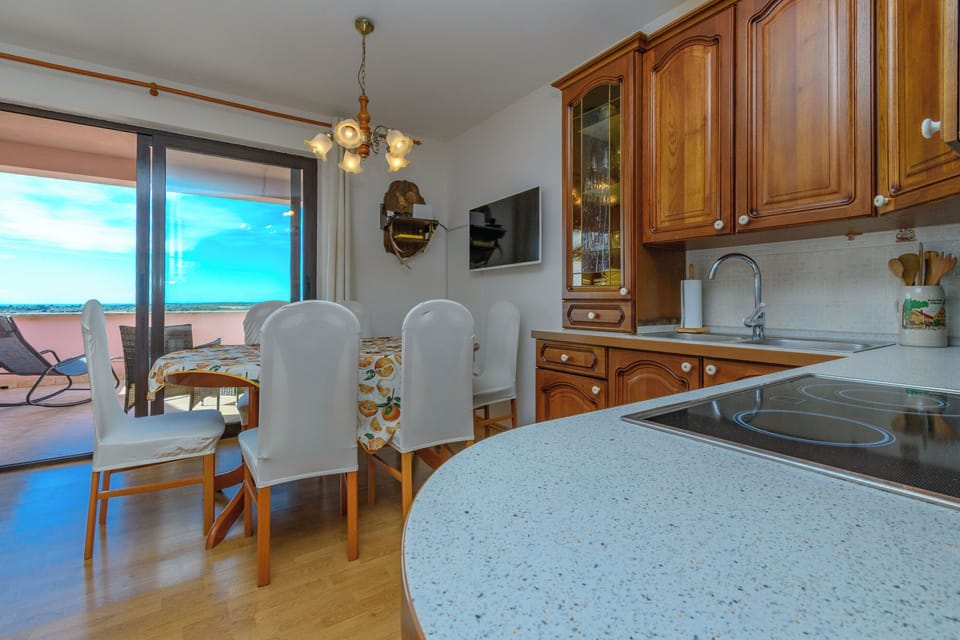 Apartment (A1) | Private kitchen | Fridge, oven, stovetop, espresso maker