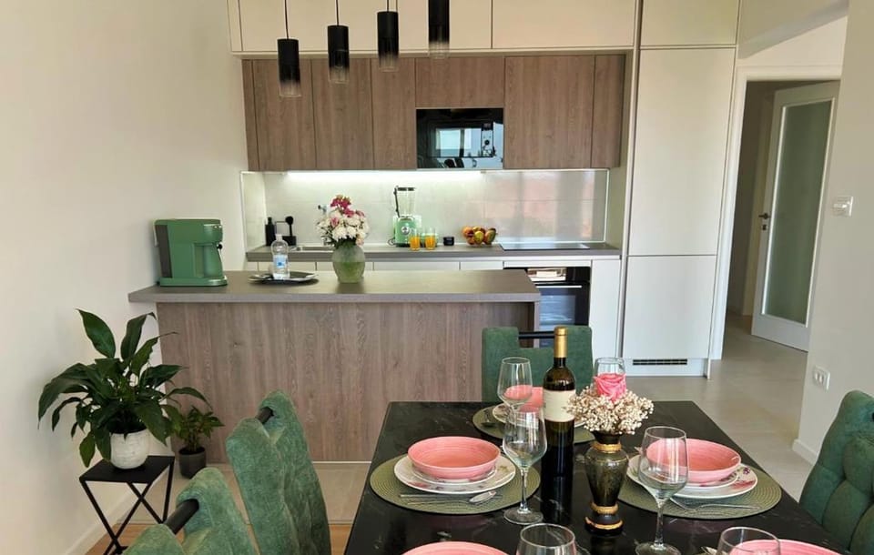Apartment (A1) | Private kitchen | Fridge, microwave, oven, stovetop