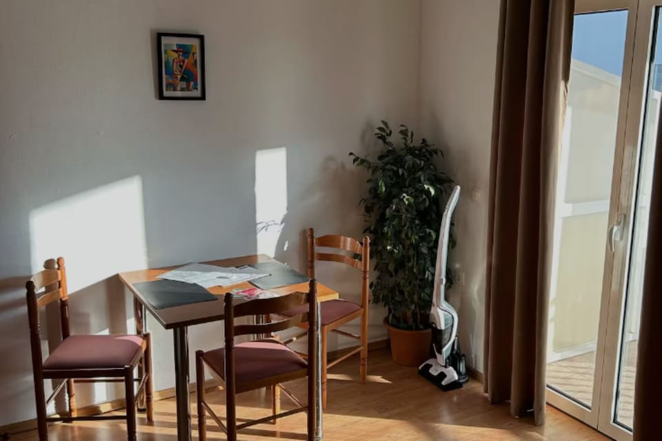 Studio (A1) | Dining