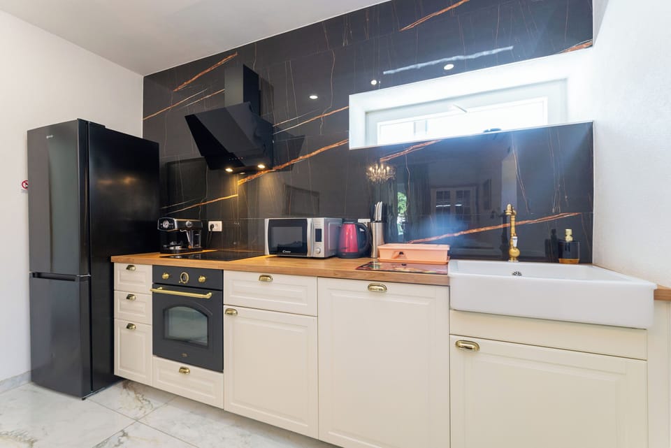 House | Private kitchen | Fridge, microwave, oven, stovetop