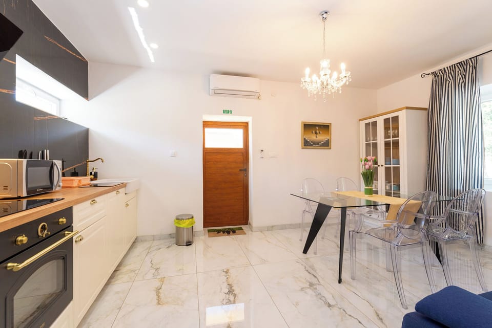 House | Private kitchen | Fridge, microwave, oven, stovetop