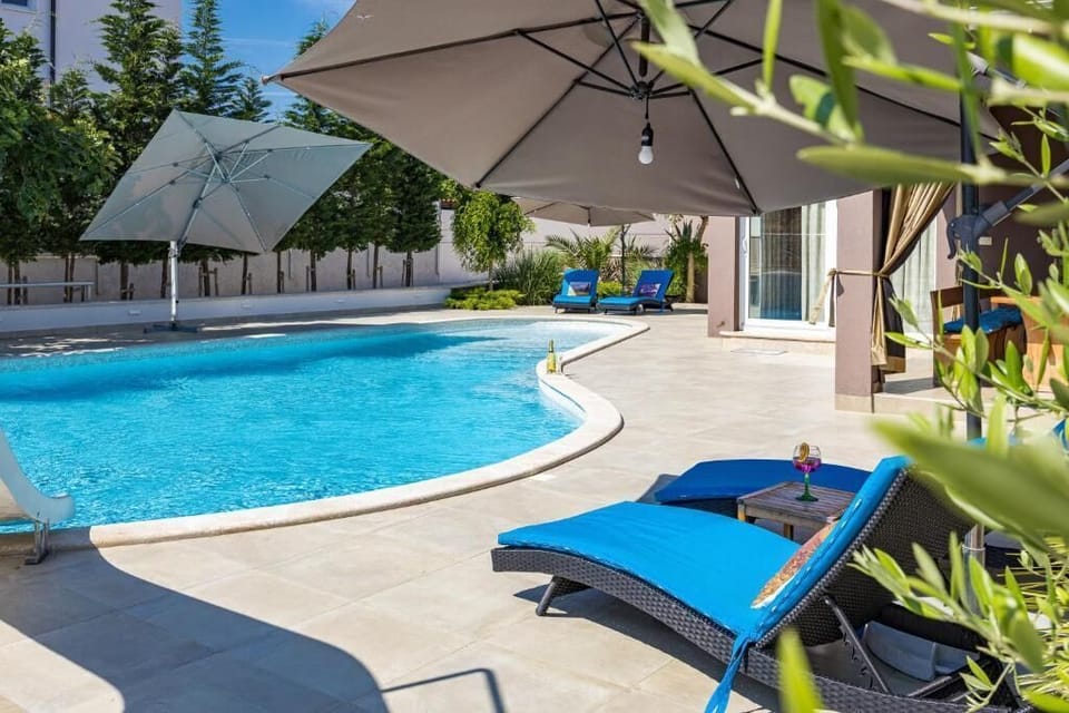 Outdoor pool, pool umbrellas, sun loungers
